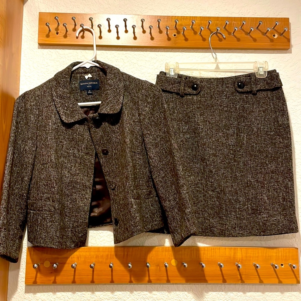 Brown tweed Banana Republic skirt suit. Size 0P